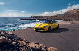 Xiaomi presentó este martes el SU7 Ultra, su nuevo sedán eléctrico que marca un avance significativo en la tecnología de vehículos de alto rendimiento para el gigante tecnológico chino. Este modelo combina un diseño innovador con características deportivas, elevando la experiencia de conducción al siguiente nivel, según informó la compañía en un evento de presentación realizado en Pekín. El precio base del SU7 Ultra, anunciado hoy por el mismo fundador de Xiaomi, Lei Jun, que desde hace unos años se ha centrado en desarrollar el departamento de vehículos eléctricos de la compañía, comienza en 814.900 yuanes (aproximadamente 109.500 euros).