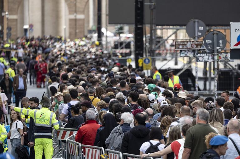 Cientos de miles esperan su turno para poder ingresar a la basílica de San Pedro. 