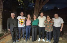 La precandidata a la intendencia de Asunción, Johana Ortega, en el centro de la imagen, junto a Ignacio Iramain, Raúl Benítez, Kattya González, Miguel Prieto (Yo creo), Esperanza Martínez (Frente Guasu) y José Oviedo (Yo creo).