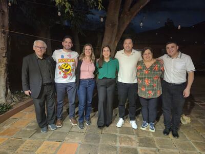 La precandidata a la intendencia de Asunción, Johana Ortega, en el centro de la imagen, junto a Ignacio Iramain, Raúl Benítez, Kattya González, Miguel Prieto (Yo creo), Esperanza Martínez (Frente Guasu) y José Oviedo (Yo creo).