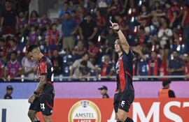 Los jugadores de Cerro Porteño festejan un gol en el partido ante Monagas por la revancha de la Fase 2 de la Copa Libertadores 2025 en el estadio La Nueva Olla, en Asunción, Paraguay.