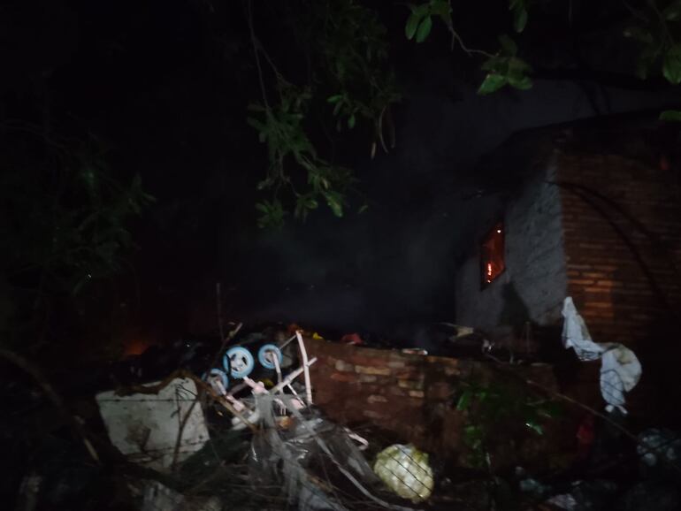 Fuego afectó tres habitaciones de la precaria vivienda.