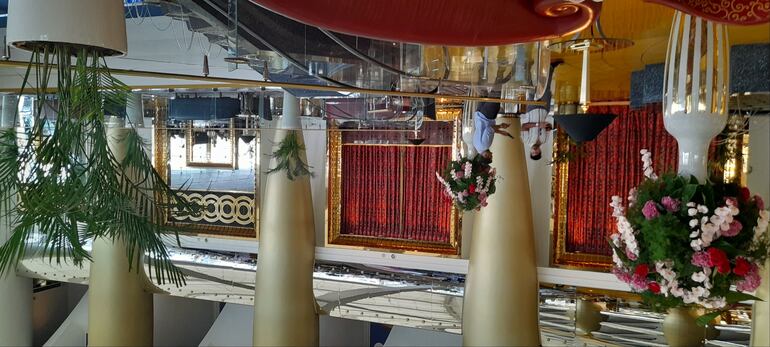 El hotel Burj Al Arab en su interior. Algunas piezas están bañadas en oro.