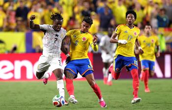 Fatawu Issahaku de Ghana y Richard Rios de Colombia disputan el balón en el úlltimo juego de la fase de 16 del Mundial 2026, que lo ganaron los sudamericanos.
AFP