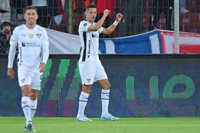 Alex Arce (d) celebrando el gol que le marcó a Lanús