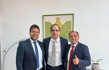 El presidente del Consejo de la Magistratura, Gerardo Bobadilla, el profesor José Valenzuela y Jorge Bogarín Alfonso.