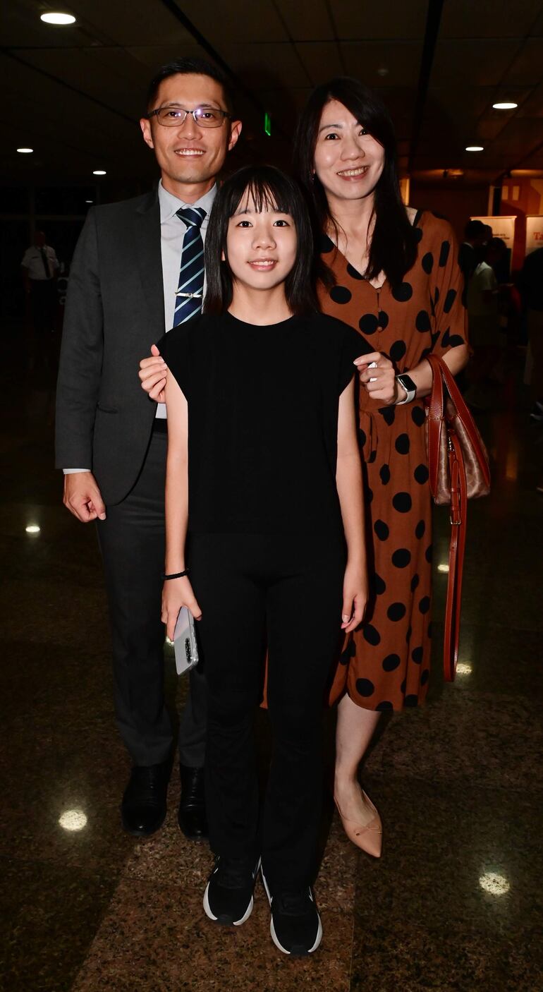 Víctor Chang, Lili Chang y Ivon Lin.