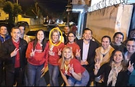 Rossana Ortiz y Romina Medina sonríen y posan en una celebración familiar, con otras mujeres junto a ellas en un ambiente exterior.