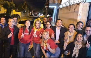 Rossana Ortiz y Romina Medina sonríen y posan en una celebración familiar, con otras mujeres junto a ellas en un ambiente exterior.