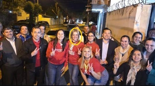 Rossana Ortiz, directora general de Cooperación del MEC, en círculo amarillo, durante un mitín partidario en su residencia.