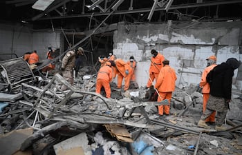 Trabajadores municipales afganos retiran escombros del lugar tras los ataques aéreos paquistaníes contra el Hospital de Tratamiento de Adicciones Omid en Kabul, el 17 de marzo de 2026.