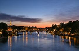 Puesta de sol en el Pont des Arts, un puente peatonal sobre el río Sena en París