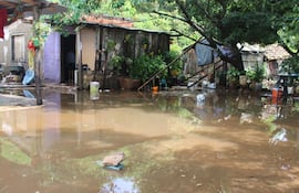 Imagen ilustrativa: familias sufren inundaciones en el barrio San Francisco de Caacupé tras las lluvias.