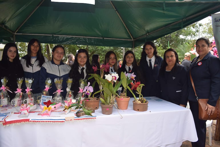 Estudiantes del Bachillerato en Diseño Gráfico del Colegio Mariscal José Félix Estigarribia participaron en la feria de microemprendedores de Carapeguá.