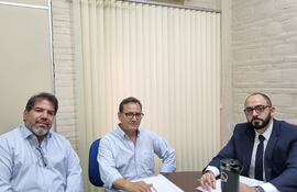 Los diputados Rodrigo Blanco y Pastor Vera Bejarano del Movimiento Nuevo Liberalismo junto con el secretario de instrucción Enrique Escobar, en la oficina del Tribunal de Conducta.