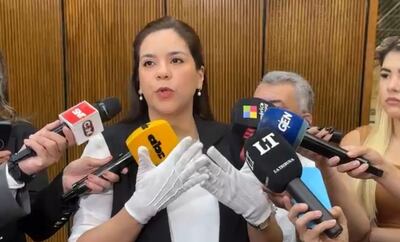 La diputada Johanna Ortega luce unos guantes blancos, que según ella, son los mismos que utilizan los corruptos en la Municipalidad de Asunción. 