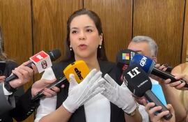 La diputada Johanna Ortega luce unos guantes blancos, que según ella, son los mismos que utilizan los corruptos en la Municipalidad de Asunción.