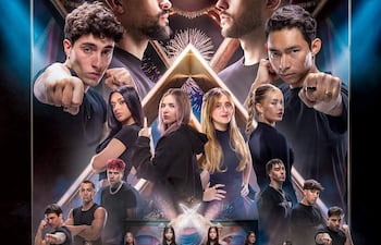 Grupo de personas en cartel promocional, con hombres y mujeres vestidos de negro, actuando en posturas dinámicas.
