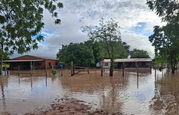 Muchas comunidades están inundadas en el Chaco. Los caminos son intransitables y los comercios están desabastecidos, por lo cual las familias se quedaron sin comida.