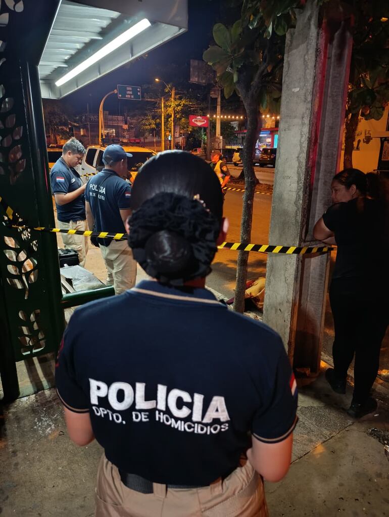 Efectivos del departamento Homicidios de la Policía toman datos en el lugar del crimen para iniciar la búsqueda del presunto asesino.