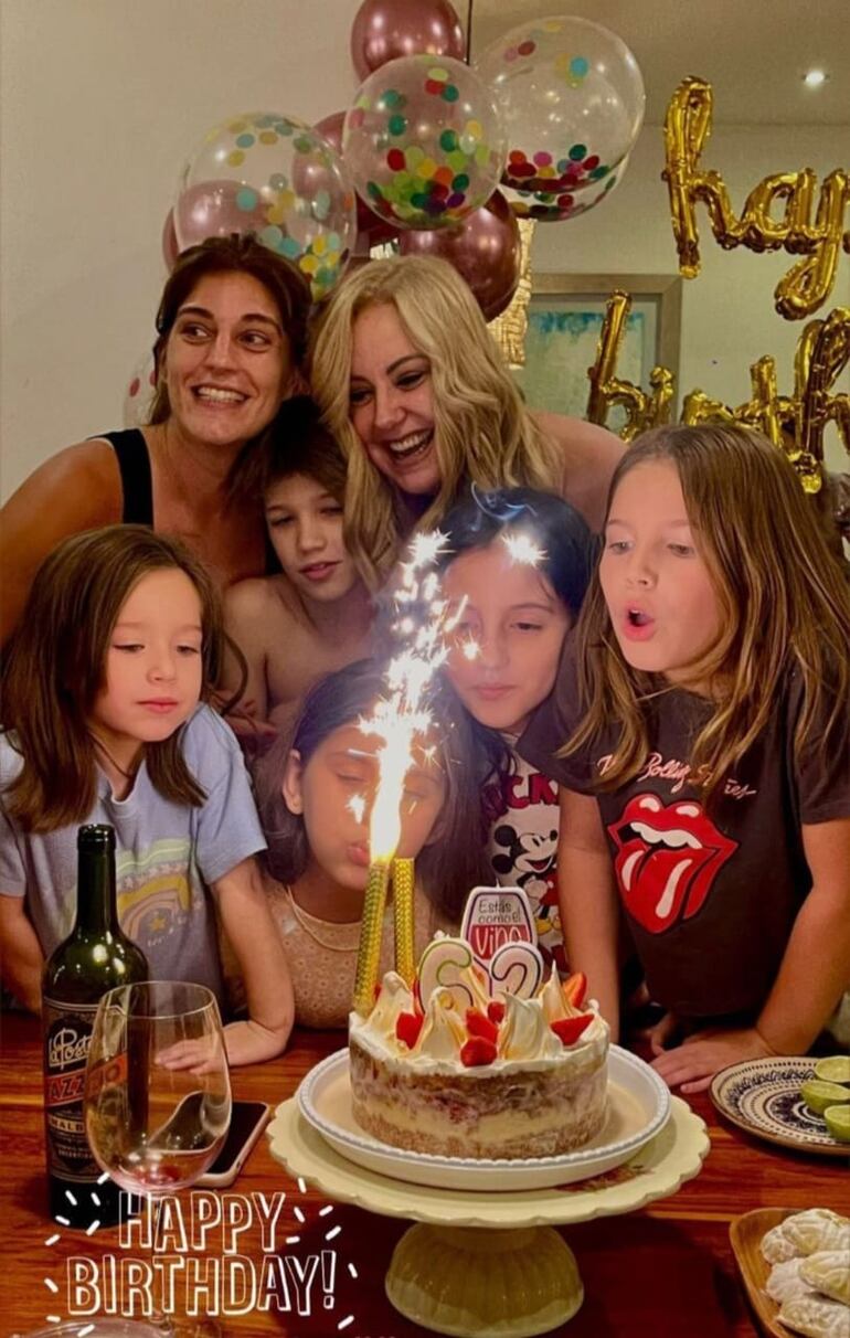 ¡Hermosa postal familiar! Menchi Barriocanal a punto de apagar las velitas de su torta de cumpleaños. (Captura de la historia de Instagram de Menchi Barriocanal)