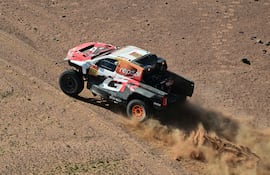 Tras la jornada maratón, la dupla sudafricana Henk Lategan-Brett Cummings (Toyota GR Hilux) sigue como líder –en coches– de la 48ª edición del rally-raid más difícil del mundo.