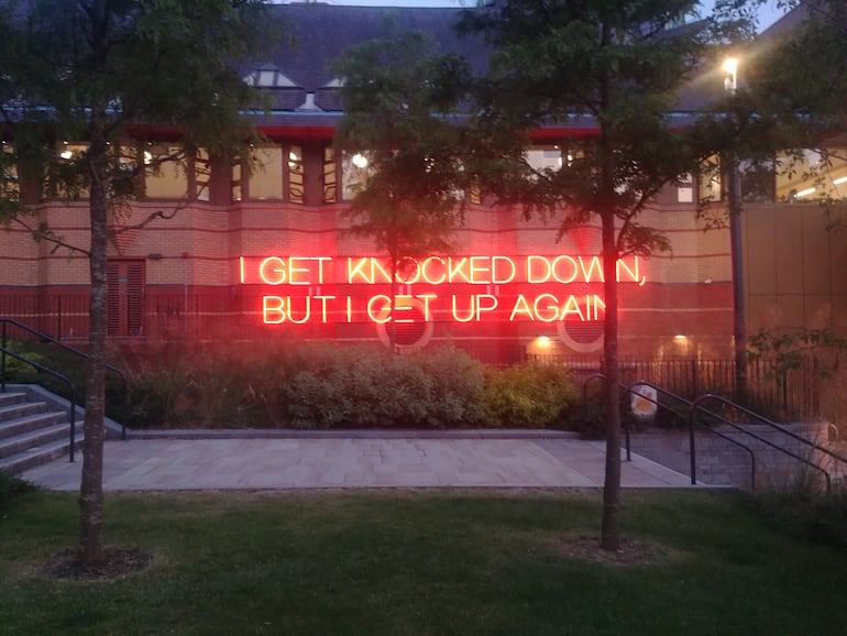 Escultura de neón en Leeds con versos de la letra de la canción Tubthumping, del grupo Chumbawamba
