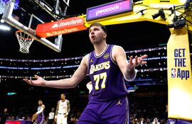 Luka Doncic (26) figura estelar de Los Angeles Lakers y la NBA.