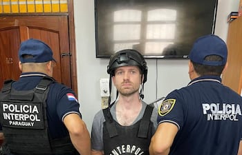 Robin Malte Schneider, al momento de ser extraditado desde Paraguay a su país, Alemania.