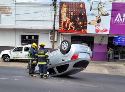Auto volcó en la avenida Eusebio Ayala de Asunción.