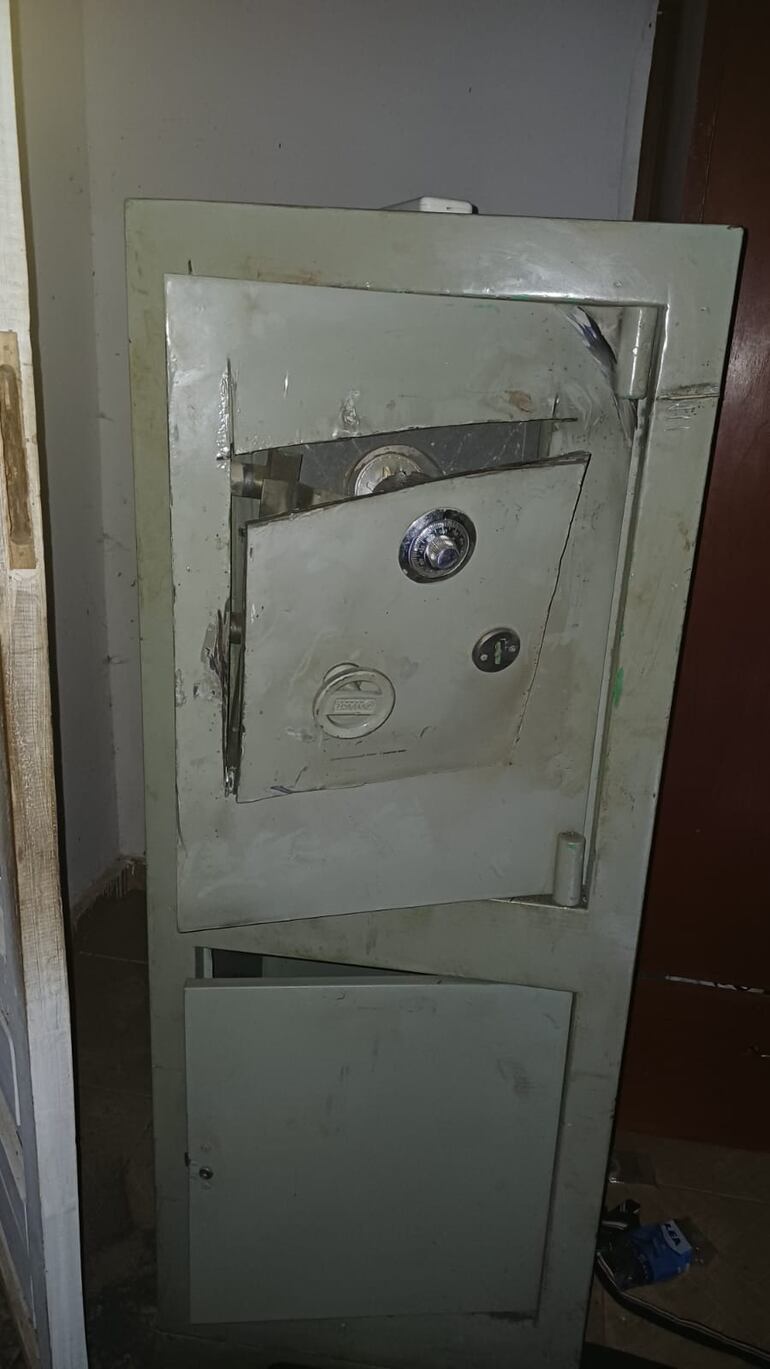 Los asaltantes lograrobn abrir la caja fuerte con el uso de herramientas, para apoderarse de la millonaria suma.