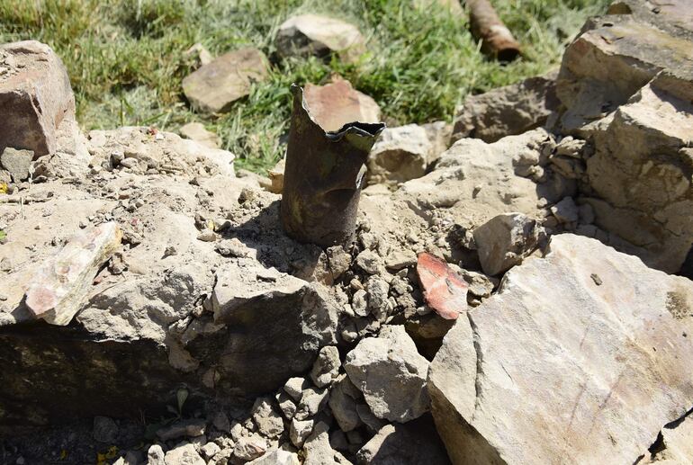 Lo que quedó de la valla de seguridad del predio, luego de ser cortada casi de raíz.