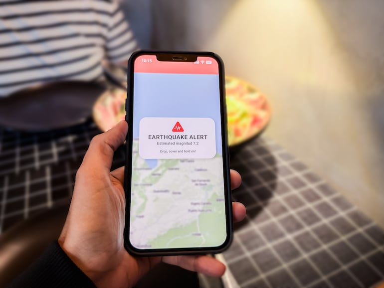 Persona usa App que avisa de terremotos.