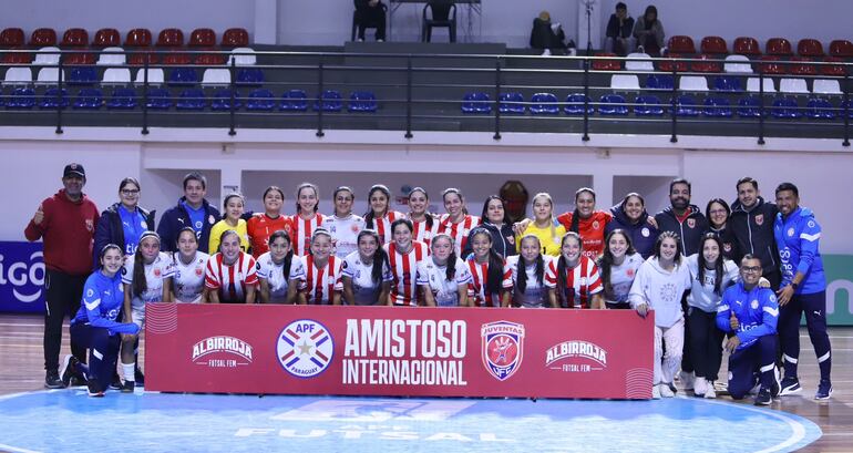 La selección paraguaya femenina y su rival en el amistoso, Juventas de Colombia. Ganaron las albirrojas 3-1.