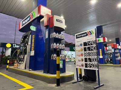 Estación de servicio Petropar con bomba de combustible y cartel de precios visible. Sin personas en la imagen.