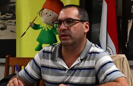 El denunciante, Marcos Casanovas, visitó ABC para realizar la denuncia contra la consultora, la ANDE y la CAF, que no lo resguardaron.