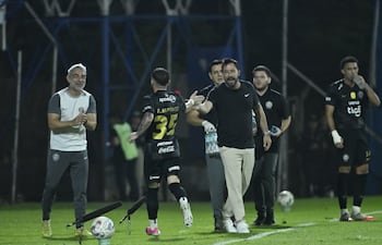 El mediapunta argentino, Franco Alfonso, felicitado por el entrenador Pablo “Vitamina” Sánchez, tras anotar el segundo tanto de Olimpia en el triunfo ante Recoleta FC.