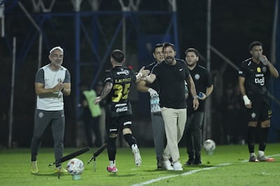 El mediapunta argentino, Franco Alfonso, felicitado por el entrenador Pablo “Vitamina” Sánchez, tras anotar el segundo tanto de Olimpia en el triunfo ante Recoleta FC.