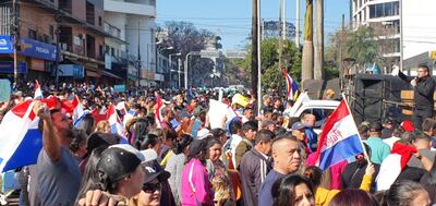 Los manifestantes se concentran en la rotonda Oasis para unirse a la marcha a favor del intendente Miguel Prieto.
