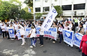 Enfermeras y enfermeros se manifiestan este miércoles.