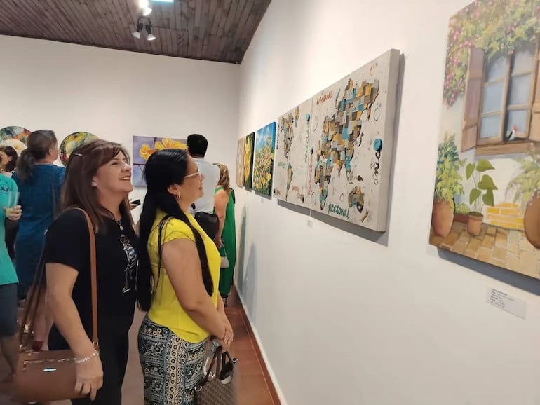 Los turistas quedan maravillados con las obras expuestas en el Salón de Artesanía.