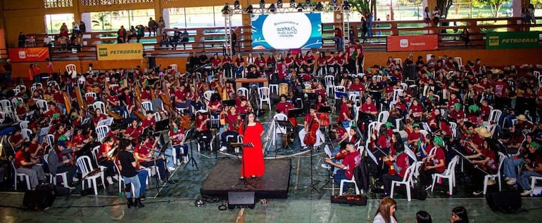 La megaorquesta de Sonidos de la Tierra, durante el festival Suena Pedro Juan Caballero.
