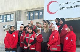 La actriz Angelina Jolie muestra su apoyo a gazatíes en una visita al cruce de Rafah