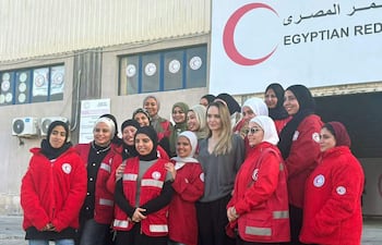 La actriz Angelina Jolie muestra su apoyo a gazatíes en una visita al cruce de Rafah