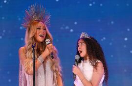 Mariah Carey y su hija Monroe cantando juntas en el escenario del Hollywood Bowl.