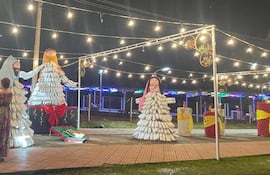 El pesebre ecológico de Isla Pucú ilumina el paseo central y atrae a turistas, promoviendo conciencia ambiental.
