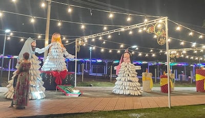 El pesebre ecológico de Isla Pucú ilumina el paseo central y atrae a turistas, promoviendo conciencia ambiental.