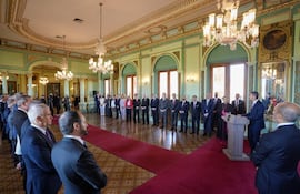 El presidente Santiago Peña (der.) da su mensaje de fin de año al Cuerpo Diplomático. El acto protocolar se llevó a cabo en Palacio de López. En su discurso, el mandatario destacó la apertura del país al mundo