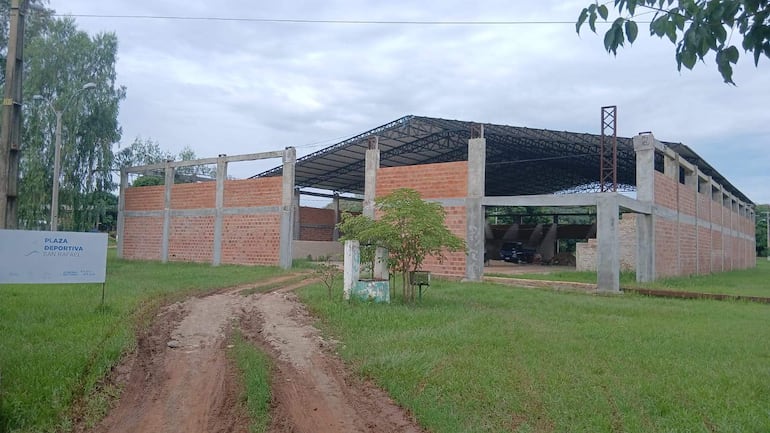 Denuncian retrasos y precariedad en obra de polideportivo en San Pedro