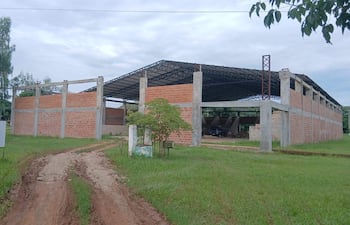 Construcción inacabada de la plaza deportiva San Rafael con muros de ladrillo y estructura metálica.